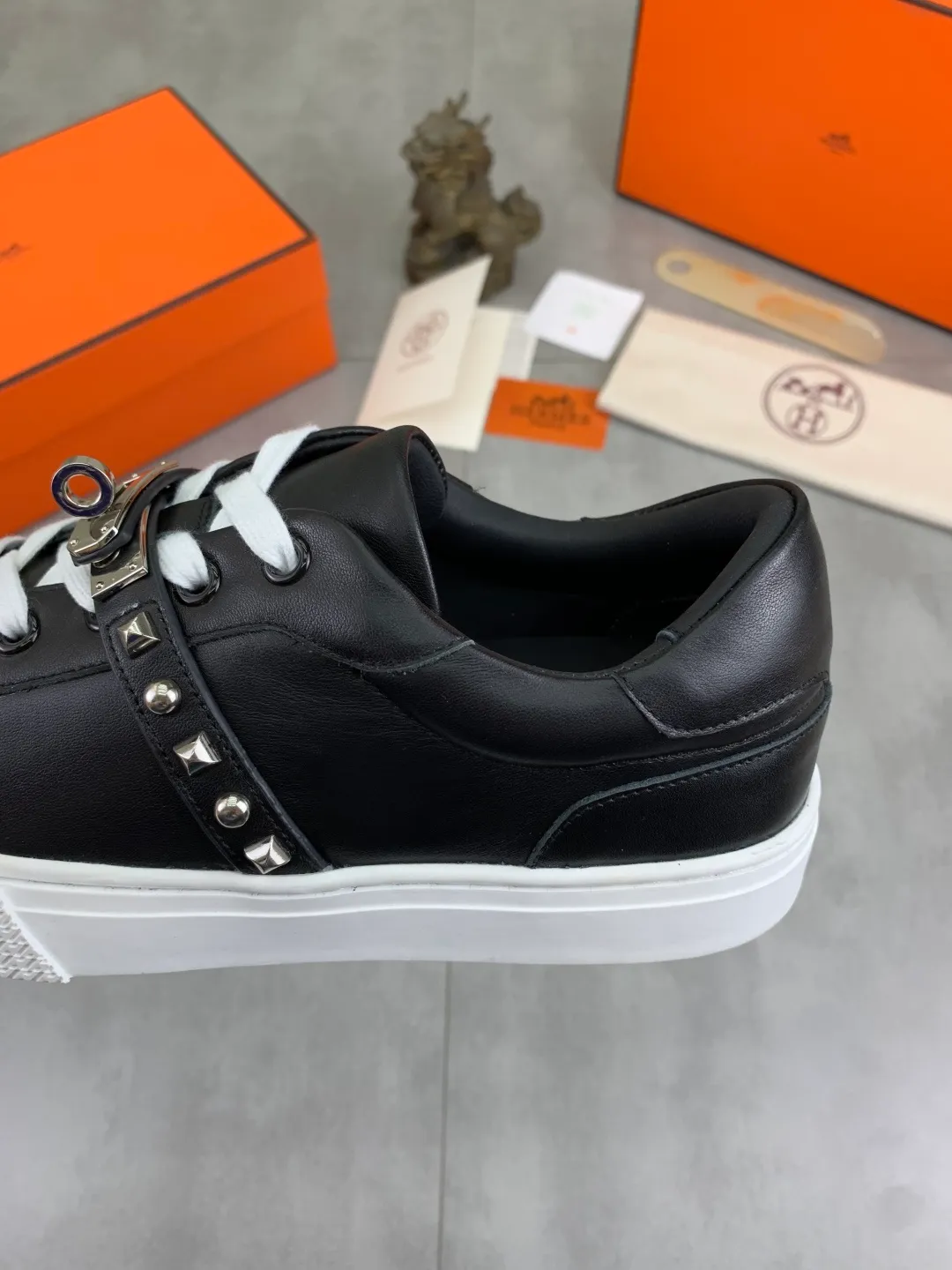 Men's men's shoes 💰P640 New Hermes top version Hermès classic couple style #𝐊𝐞𝐥𝐥𝐲 buckle casual white shoes skateboard shoes that will not conflict with shoes at all. Full of unknowns, Hermès rarely produces flat casual shoes and they are paired with classic palladium-plated Kelly shoe buckles! You'll fall in love with it at first sight. It's super versatile and can be worn with any skirt or pants. 🉑️Close your eyes and wear it. It's super noble. Fabric: Specific cowhide/canvas material. Lining: Sheepskin lining. Outsole: Original molded TPU outsole. Size: 35-45.